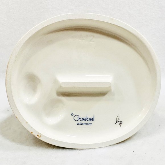 Goebel Hummel #412 "Bath Time" TMK6 (1990) - Picture 13 of 14